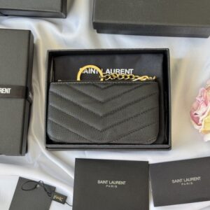 【AT10620】サンローランのゴージャスでミニマリストなコインケース - 高級な革素材とエレガントなデザイン | YSL