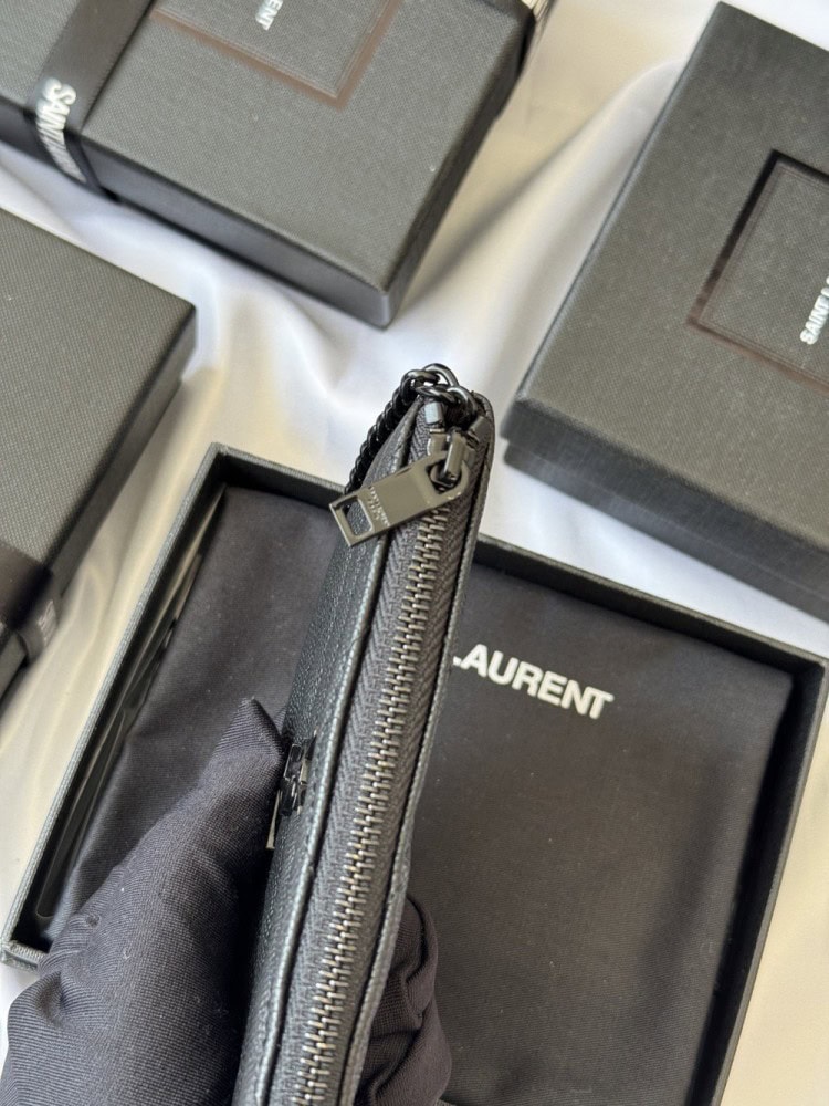 【AT10621】サンローラン クラシックVラインシリーズ ブラックレザーミニウォレット | Saint Laurent Paris