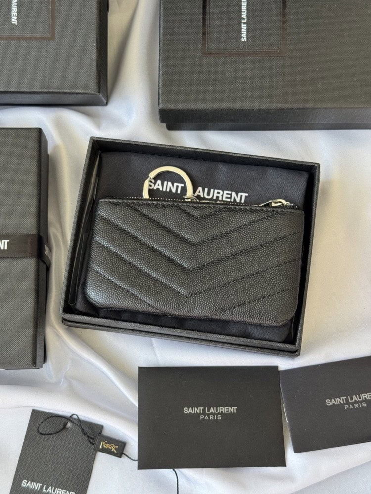 【AT10622】Saint Laurent（サンローラン） ボールグレインレザーチェーンコインケース：贅沢なエレガンスと実用性 | Saint Laurent Paris