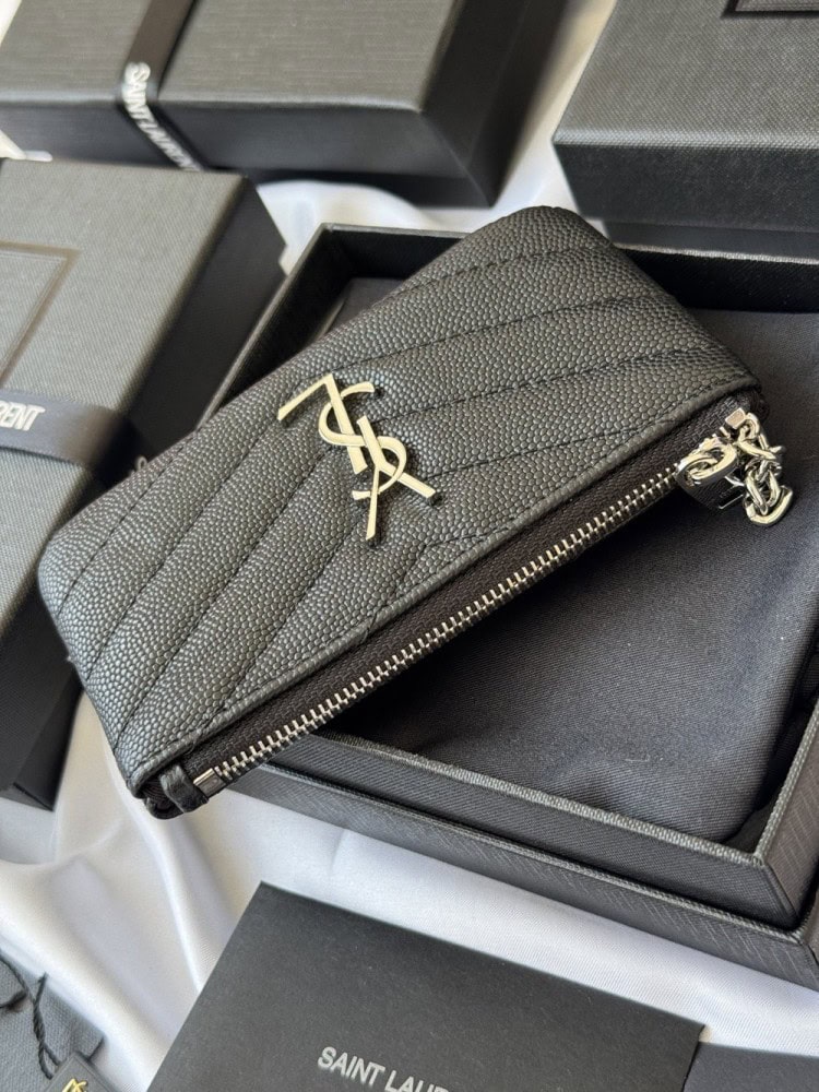 【AT10622】Saint Laurent（サンローラン） ボールグレインレザーチェーンコインケース：贅沢なエレガンスと実用性 | Saint Laurent Paris