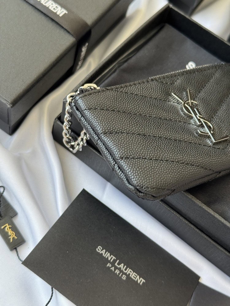 【AT10622】Saint Laurent（サンローラン） ボールグレインレザーチェーンコインケース：贅沢なエレガンスと実用性 | Saint Laurent Paris