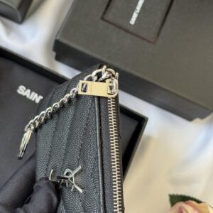 【AT10622】Saint Laurent（サンローラン） ボールグレインレザーチェーンコインケース：贅沢なエレガンスと実用性 | Saint Laurent Paris