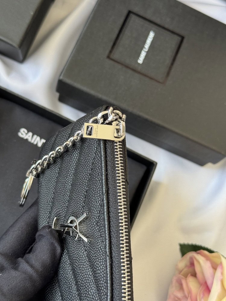【AT10622】Saint Laurent（サンローラン） ボールグレインレザーチェーンコインケース：贅沢なエレガンスと実用性 | Saint Laurent Paris