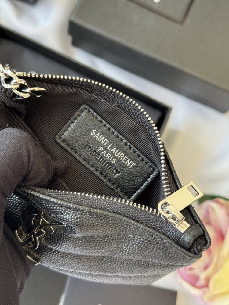 【AT10622】Saint Laurent（サンローラン） ボールグレインレザーチェーンコインケース：贅沢なエレガンスと実用性 | Saint Laurent Paris