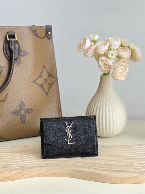 【AT10627】YSLのクラシックカードケース | 贅沢な質感と精巧なデザインが魅力 | Yves Saint Laurent