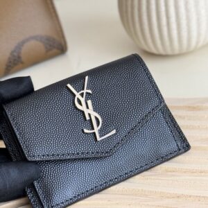 【AT10627】YSLのクラシックカードケース | 贅沢な質感と精巧なデザインが魅力 | Yves Saint Laurent