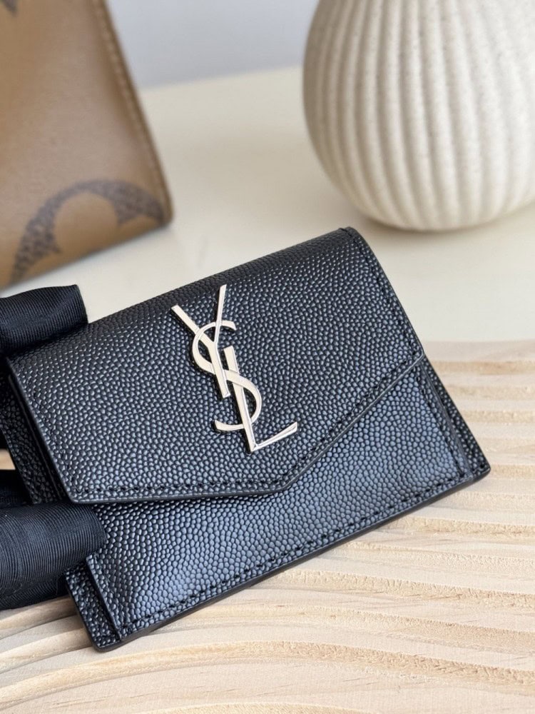【AT10627】YSLのクラシックカードケース | 贅沢な質感と精巧なデザインが魅力 | Yves Saint Laurent