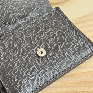 【AT10627】YSLのクラシックカードケース | 贅沢な質感と精巧なデザインが魅力 | Yves Saint Laurent