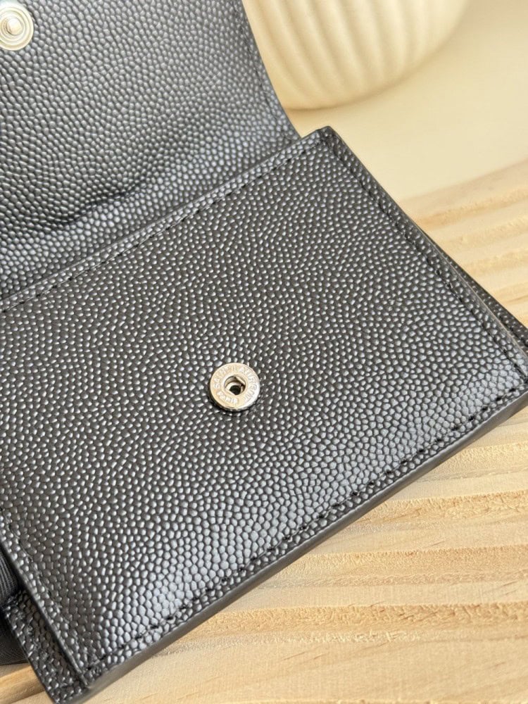 【AT10627】YSLのクラシックカードケース | 贅沢な質感と精巧なデザインが魅力 | Yves Saint Laurent