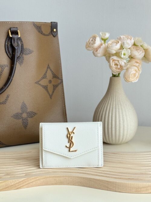【AT10628】YSLリッチな軽奢カードケース、高級ボールグレインレザー素材、クラシックな金属ロゴ、控えめな高級感 | Saint Laurent