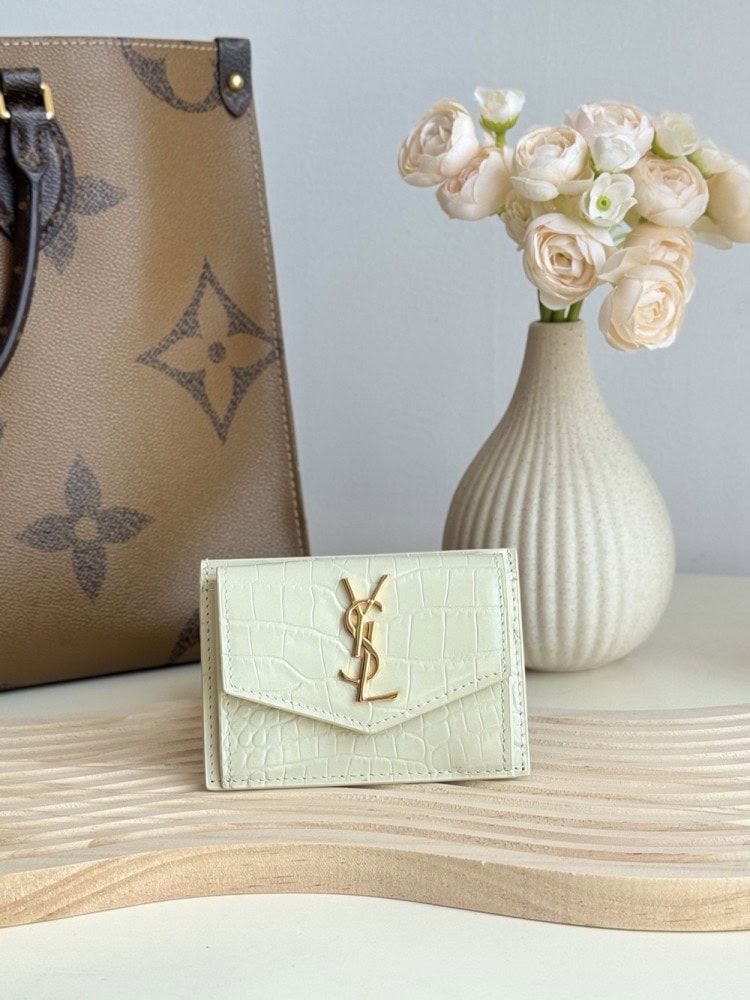 【AT10631】YSLの贅沢なクロコダイル柄牛革カードケース - 優雅なミントグリーン色調 | Saint Laurent Paris