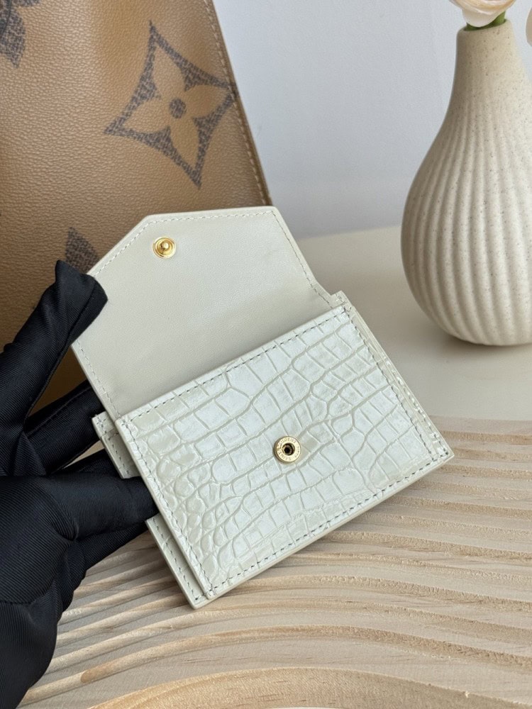 【AT10631】YSLの贅沢なクロコダイル柄牛革カードケース - 優雅なミントグリーン色調 | Saint Laurent Paris
