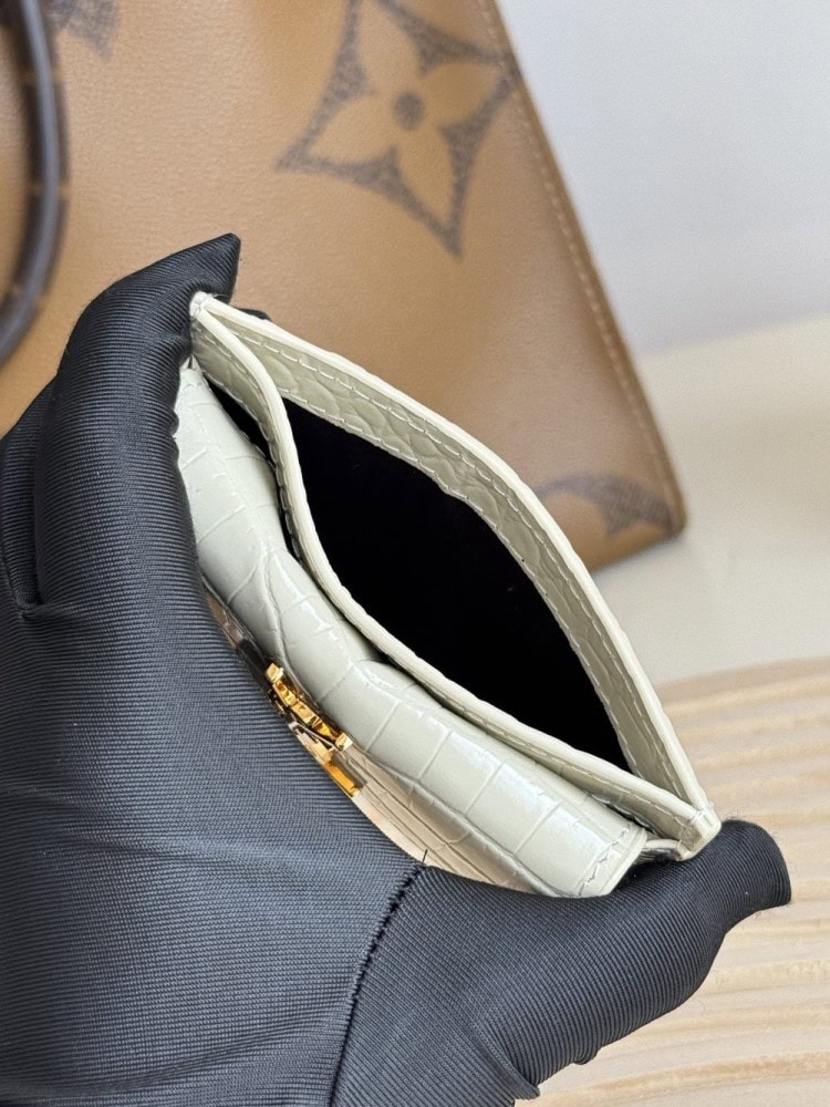 【AT10631】YSLの贅沢なクロコダイル柄牛革カードケース - 優雅なミントグリーン色調 | Saint Laurent Paris