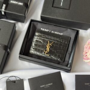 【AT10635】サンローランのクラシックなクロコダイル柄カードケース | Saint Laurent