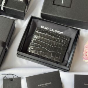 【AT10635】サンローランのクラシックなクロコダイル柄カードケース | Saint Laurent