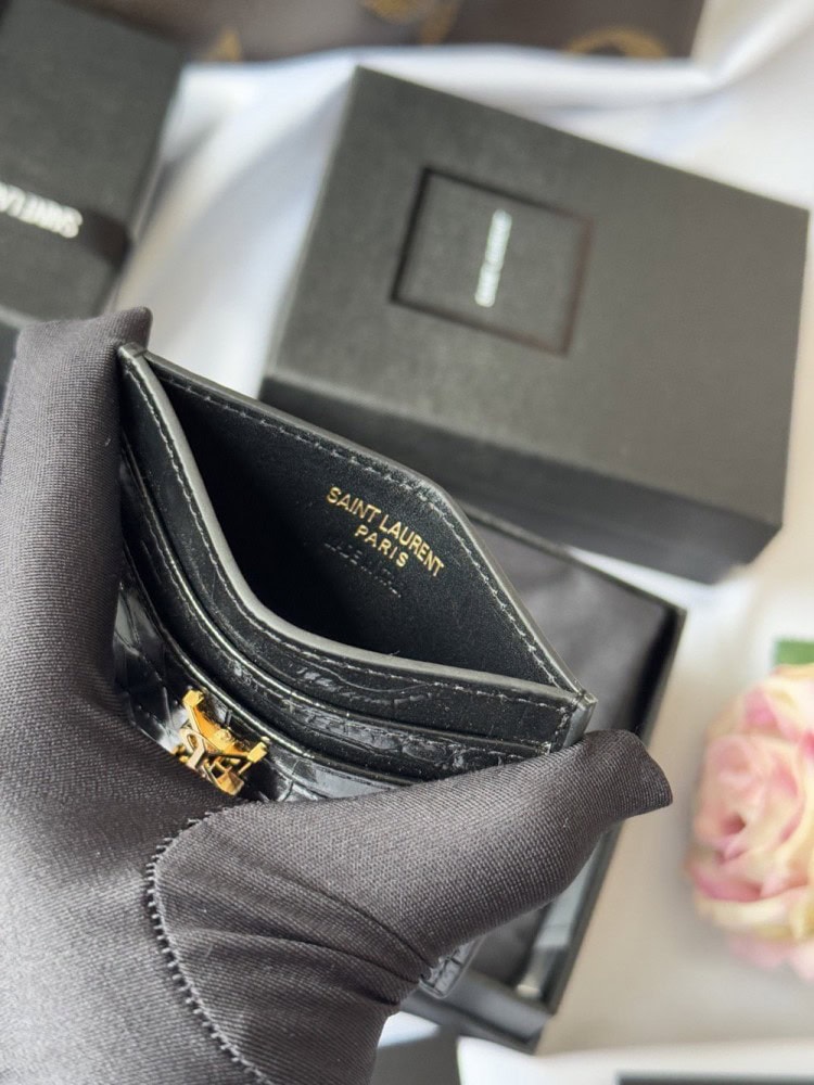 【AT10635】サンローランのクラシックなクロコダイル柄カードケース | Saint Laurent