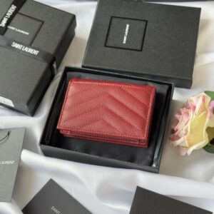 【AT10643】サンローランYSLキャビアエンボスミニ財布 - 質感と格調のクラシックワインレッド | YSL