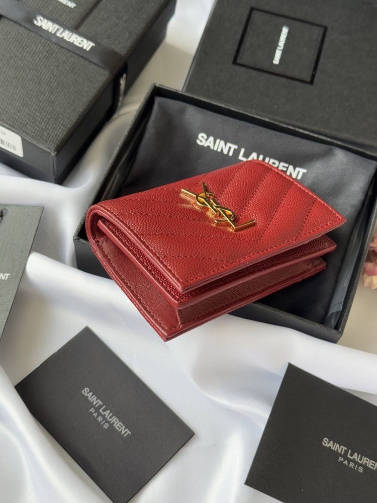 【AT10643】サンローランYSLキャビアエンボスミニ財布 - 質感と格調のクラシックワインレッド | YSL