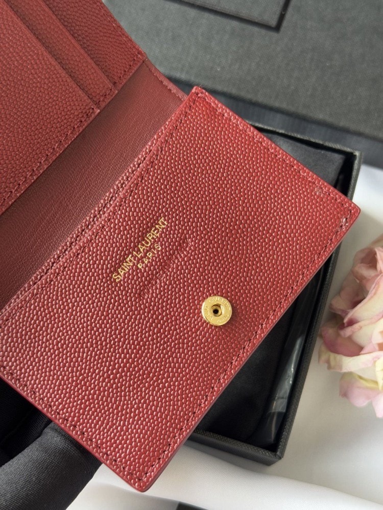 【AT10643】サンローランYSLキャビアエンボスミニ財布 - 質感と格調のクラシックワインレッド | YSL