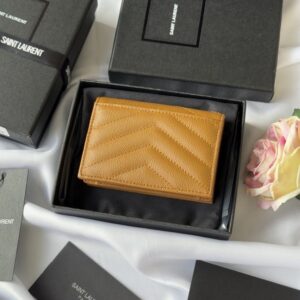 【AT10646】サンローラン エンボス加工入りショートウォレット - 豪華な高級感と実用的な収納力を兼ね備えたアイテム | Saint Laurent Paris