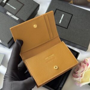 【AT10646】サンローラン エンボス加工入りショートウォレット - 豪華な高級感と実用的な収納力を兼ね備えたアイテム | Saint Laurent Paris