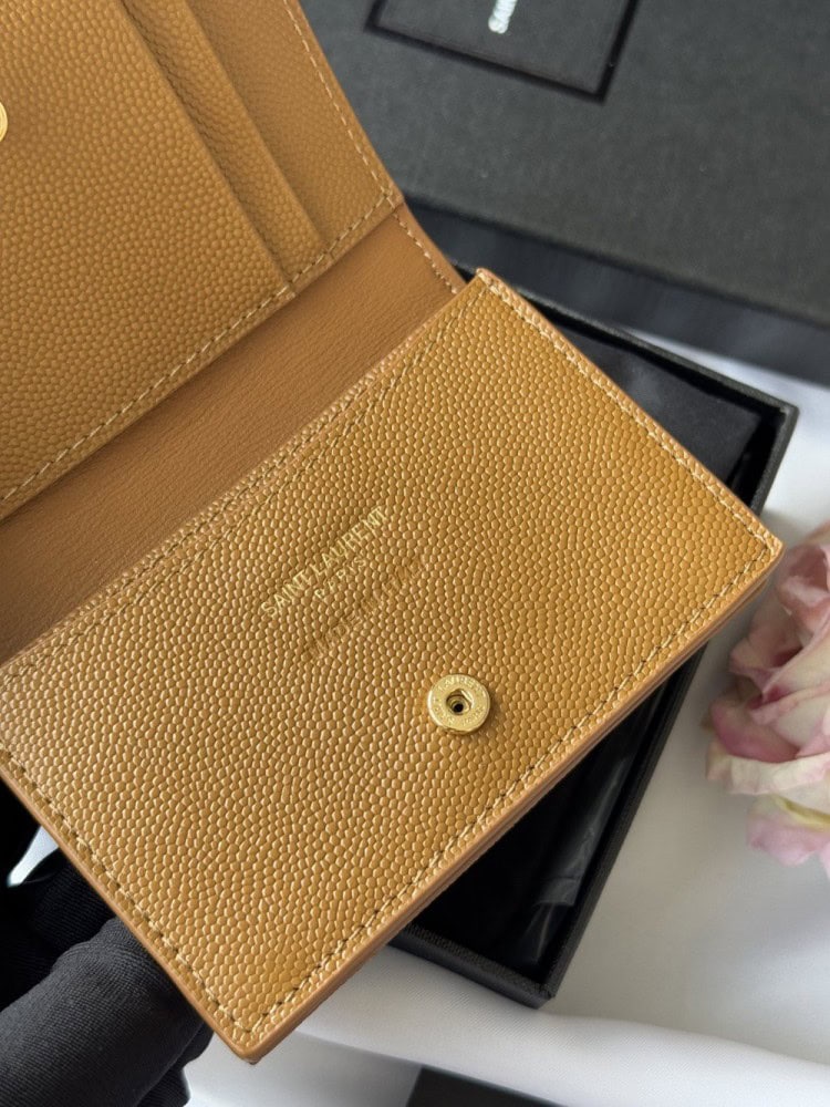【AT10646】サンローラン エンボス加工入りショートウォレット - 豪華な高級感と実用的な収納力を兼ね備えたアイテム | Saint Laurent Paris