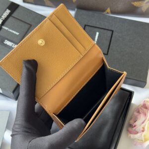 【AT10646】サンローラン エンボス加工入りショートウォレット - 豪華な高級感と実用的な収納力を兼ね備えたアイテム | Saint Laurent Paris