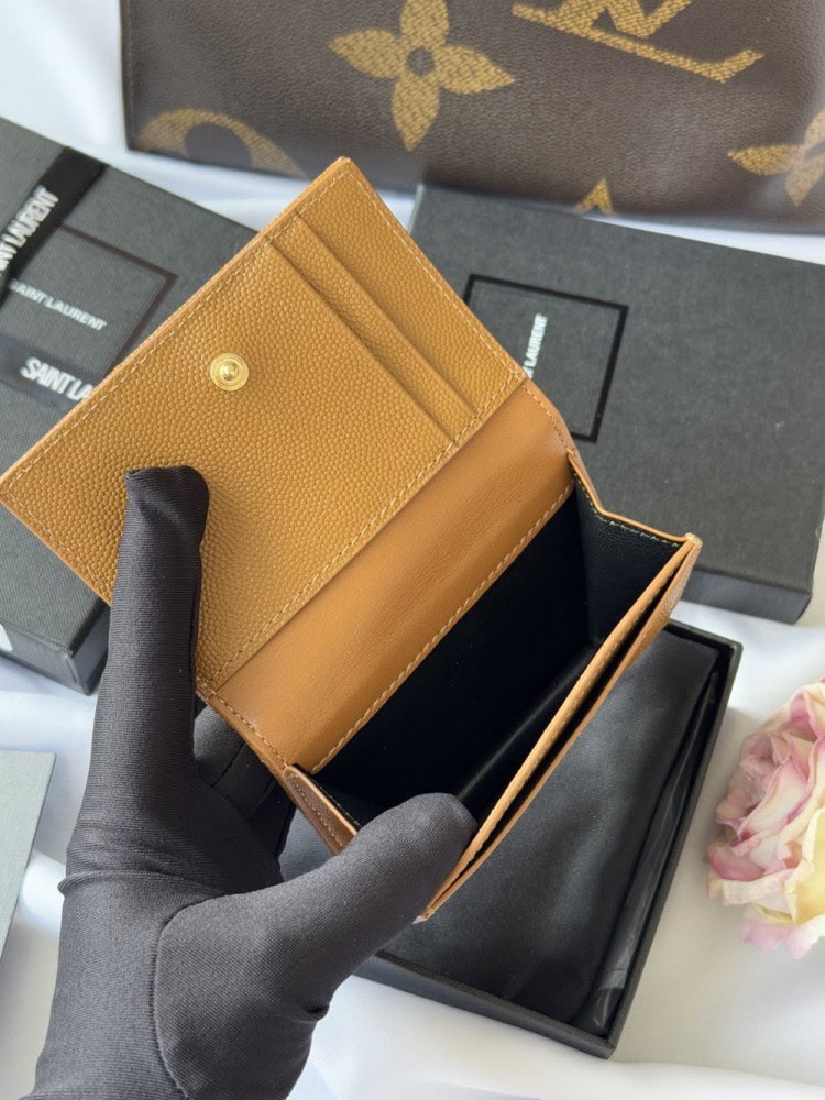 【AT10646】サンローラン エンボス加工入りショートウォレット - 豪華な高級感と実用的な収納力を兼ね備えたアイテム | Saint Laurent Paris