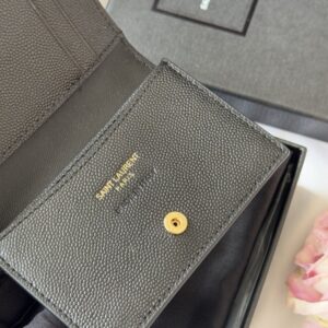 【AT10648】サンローランのクラシックレザーウォレット - 高級デザイン美学と洗練された品位が融合した逸品 | Yves Saint Laurent