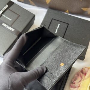 【AT10648】サンローランのクラシックレザーウォレット - 高級デザイン美学と洗練された品位が融合した逸品 | Yves Saint Laurent