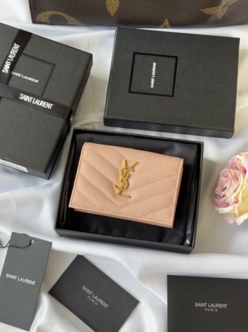 【AT10649】サン・ローランのキャビアスキンショートウォレット、エレガントなアプリコットカラーデザイン | YSL