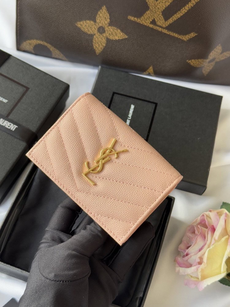 【AT10649】サン・ローランのキャビアスキンショートウォレット、エレガントなアプリコットカラーデザイン | YSL