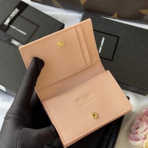 【AT10649】サン・ローランのキャビアスキンショートウォレット、エレガントなアプリコットカラーデザイン | YSL