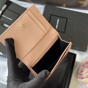【AT10649】サン・ローランのキャビアスキンショートウォレット、エレガントなアプリコットカラーデザイン | YSL