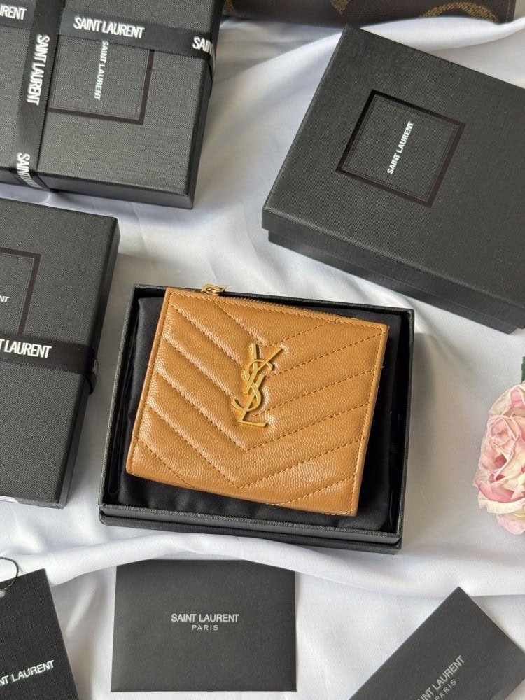 【AT10652】Saint Laurentのクラシックカードケース - 優雅な牛革素材と上質なデザイン | YSL
