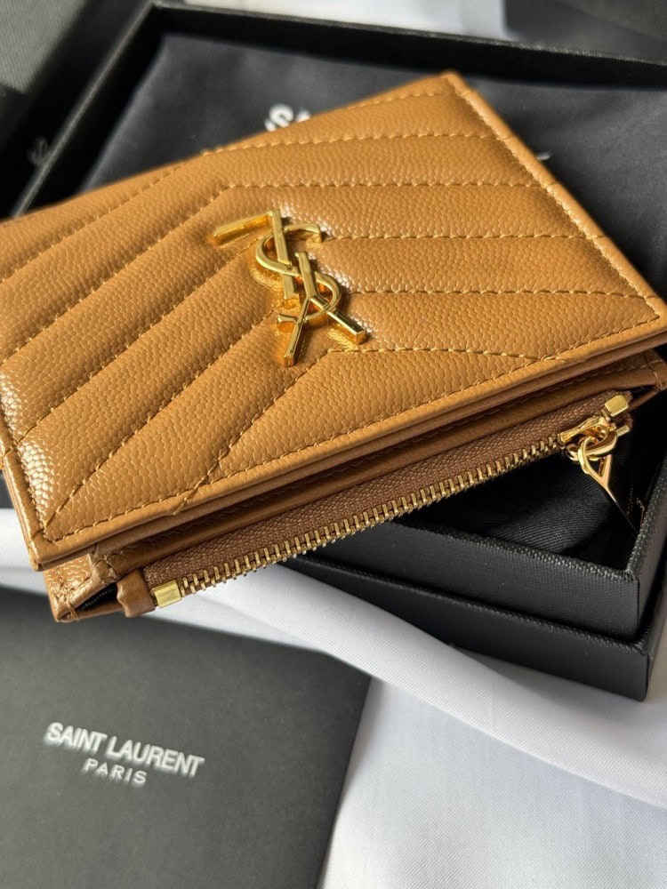 【AT10652】Saint Laurentのクラシックカードケース - 優雅な牛革素材と上質なデザイン | YSL