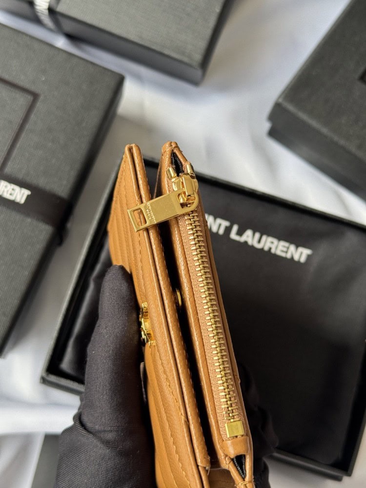 【AT10652】Saint Laurentのクラシックカードケース - 優雅な牛革素材と上質なデザイン | YSL