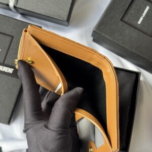 【AT10652】Saint Laurentのクラシックカードケース - 優雅な牛革素材と上質なデザイン | YSL