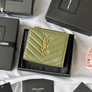 【AT10653】サンローランのオリーブグリーンレザー折り財布 - クラシックなYSL金属ロゴと多機能カード収納 | YSL