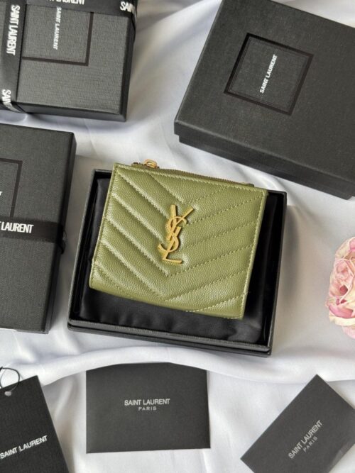 【AT10653】サンローランのオリーブグリーンレザー折り財布 - クラシックなYSL金属ロゴと多機能カード収納 | YSL