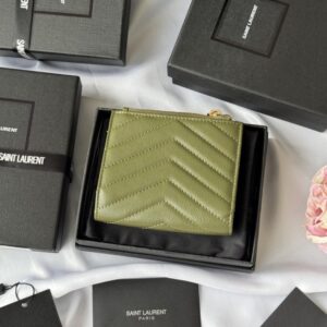 【AT10653】サンローランのオリーブグリーンレザー折り財布 - クラシックなYSL金属ロゴと多機能カード収納 | YSL
