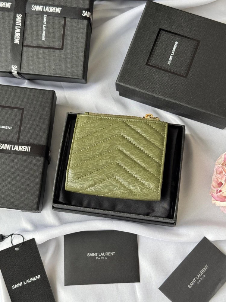 【AT10653】サンローランのオリーブグリーンレザー折り財布 - クラシックなYSL金属ロゴと多機能カード収納 | YSL