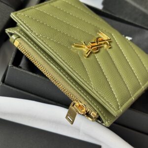 【AT10653】サンローランのオリーブグリーンレザー折り財布 - クラシックなYSL金属ロゴと多機能カード収納 | YSL