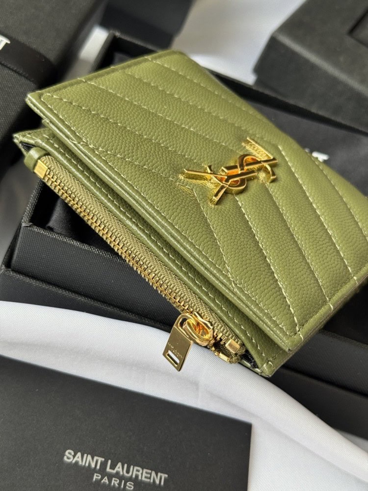 【AT10653】サンローランのオリーブグリーンレザー折り財布 - クラシックなYSL金属ロゴと多機能カード収納 | YSL