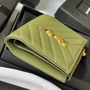 【AT10653】サンローランのオリーブグリーンレザー折り財布 - クラシックなYSL金属ロゴと多機能カード収納 | YSL