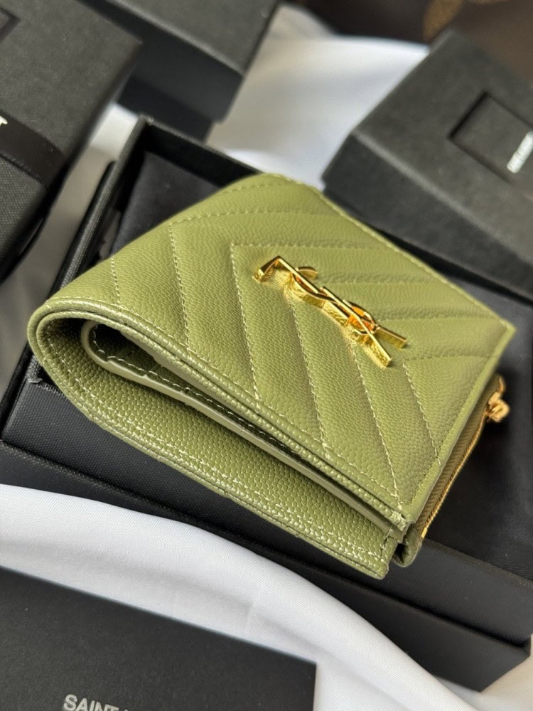 【AT10653】サンローランのオリーブグリーンレザー折り財布 - クラシックなYSL金属ロゴと多機能カード収納 | YSL