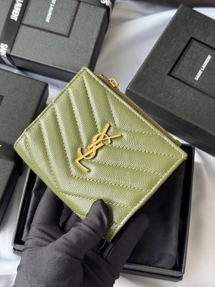 【AT10653】サンローランのオリーブグリーンレザー折り財布 - クラシックなYSL金属ロゴと多機能カード収納 | YSL
