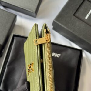 【AT10653】サンローランのオリーブグリーンレザー折り財布 - クラシックなYSL金属ロゴと多機能カード収納 | YSL