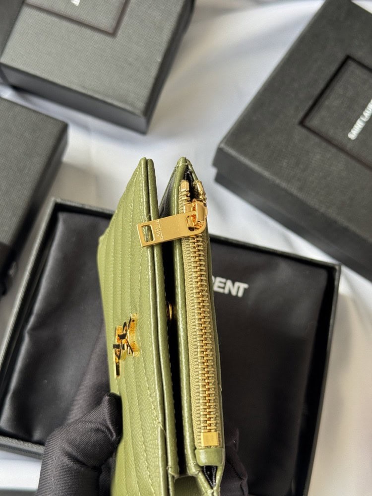 【AT10653】サンローランのオリーブグリーンレザー折り財布 - クラシックなYSL金属ロゴと多機能カード収納 | YSL