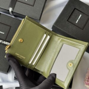 【AT10653】サンローランのオリーブグリーンレザー折り財布 - クラシックなYSL金属ロゴと多機能カード収納 | YSL